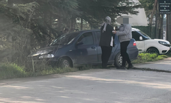 Bursa İnegöl'de otomobil ağaca çarptı