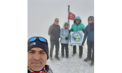 Uludağ’ın zirvesindeki donmuş Türk Bayrağını dağcılar değiştirdi