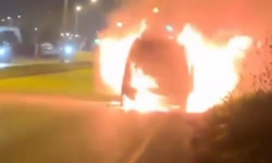 Bursa’da seyir halindeki otomobil alev aldı: Trafik aniden durdu