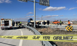 Otomobil bariyerlere ok gibi saplandı: Anne ve baba öldü, kız çocukları yaralandı