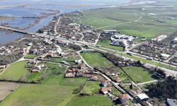 Bursa Karacabey'de yağışlar göl seviyesini yükseltince evlerin bahçeleri sular altında kaldı