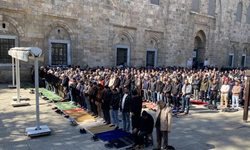 Bursa'da Ramazan'ın ilk Cuma namazında Ulucami doldu taştı