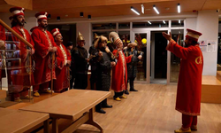 Öğrenciler marşla girdi, mehterle karşılandı