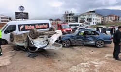 İnegöl'de 2 otomobil çarpıştı! Çok sayıda yaralı var