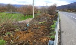 İnegöl'de muhtardan sürücülere uyarı: "Çöpleri yol kenarına atmayın"