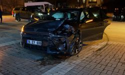 Bursa İnegöl'de otomobil ile minibüs çarpıştı! Yaralılar var