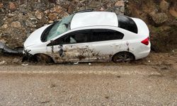 Bursa İnegöl'de istinat duvarına çarptı; 4 yaralı