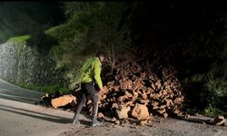 Bursa Nilüfer'de  araç kazayı kıl payı böyle atlattı, heyelanla düşen kayalar yola savruldu