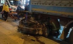 Bursa Osmangazi'de otomobil tırın altına girdi: Sürücü ağır yaralandı