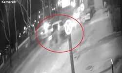 Bursa Osmangazi'de feci kaza kameraya yansıdı... İkiye bölünen araçtan kurtuldu