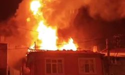 Bursa Osmangazi'de metruk binanın çatı katı alev alev yandı