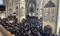 Bursalılar bayram namazında Ulu Cami'ye akın etti