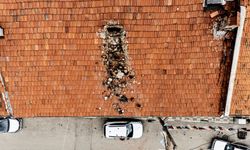 Bursa Keles'te çürüyen baca otomobilin üzerine yıkıldı