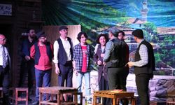 İnegöl'de Dünya Tiyatrolar Günü "Komşu Köyün Delisi" ile kutlandı