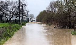 Bursa Nilüfer'de Ürünlü Deresi taştı, araçlar mahsur kaldı