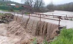 Bursa Gemlik'te aşırı yağışlar köprüyü trafiğe kapattı