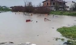 Bursa’yı yağış vurdu! Tarlalar suya gömüldü, hayvanlar kurtarılmayı bekledi