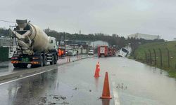 Eyüpsultan'da servis aracı su dolu kanalda yan yattı