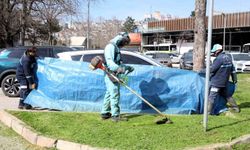 Kocaeli'de yeşil alan bakımlarında araçlar brandalarla korunuyor