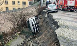 Üsküdar'da yol çöktü: Otomobil çukura düştü