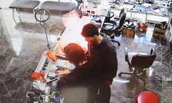 Cep telefonu bomba gibi patlayıp alev aldı: O anlar kamerada