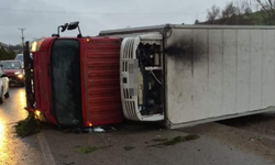 Bursa İnegöl'de fabrikaya çarpan kamyon devrildi: 2 yaralı