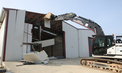 Nilüfer’de tarım alanındaki 900 metrekarelik kaçak yapı yıkıldı