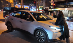 İstanbul'da alkollü yolcu çakar iddiasıyla aracın önüne atladı!