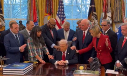 Oval Ofis'te din insanları Trump'a dokunup dua etti