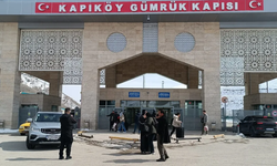 İranlılar ülkelerine destek olmak için sınıra koştu