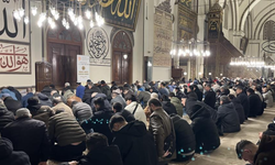 Bursa'da vatandaşlar sabah namazında Ulu Camiye akın etti