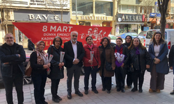 CHP İnegöl İlçe Başkanlığı 8 Mart’ta Kadınlara Çiçek Hediye Etti