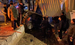 Bursa Mudanya'da kontrolden çıkan araç apartmanın bahçesine savruldu