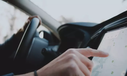 Arabada multimedya ekranlara ceza! Arabada ekran kullanımı değişti