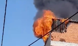 Bursa Yıldırım'da çatı katı alevlere teslim oldu