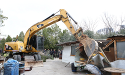 Nilüfer’de kaçak barakalar yıkıldı