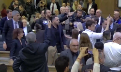 Bursa Büyükşehir Meclisi'nde tansiyon yükseldi! Meclis üyeleri birbirinin üzerine yürüdü