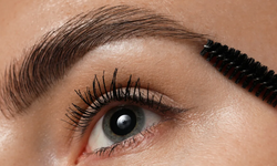 Kaşlarınızda dökülme varsa dikkat! 'Kraliçe anne belirtisi' gizli bir hastalığın habercisi olabilir