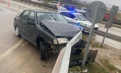 Bursa İnegöl'de bariyerlere saplandı