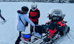 Uludağ'da jandarmadan kayakçılara yardım eli