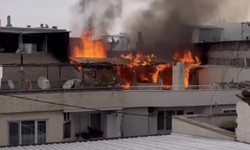 Bursa Osmangazi'de binanın çatısı alevlere teslim oldu