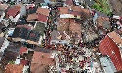 Fatih’te çöken 2 binanın enkazından 1 kişinin cansız bedenine ulaşıldı