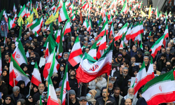 Tahran’da on binlerce kişi yeni dini lider Mücteba Hamaney’e için toplandı