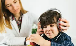 İşitme kaybı okul başarısını olumsuz etkiliyor