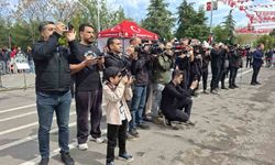 Eline makineyi aldı, ilgi odağı oldu: 23 Nisan’ın minik gazetecisi