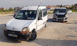 İnegöl'de iki araç çarpıştı! Yaralılar var