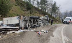 Bursa İnegöl'de su yüklü TIR yamaca devrildi