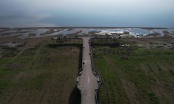 Bursa İznik Gölü'nde su çekilmesi alarm veriyor...İskele karada kaldı