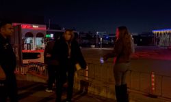 Bursa'da alkollü genç kızlar ortalığı karıştırdı, yol kenarında bekleyen sürücü ve aracına saldırdılar