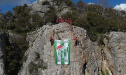 Kurtarma ekipleri, Bursaspor bayrağını zirvede dalgalandırdı